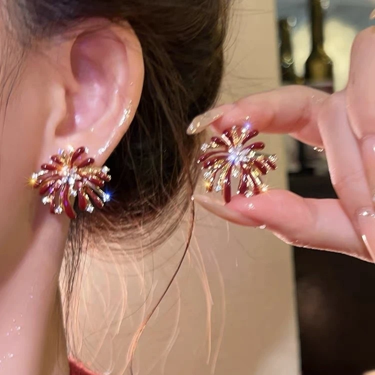 卡柒 铜合金耳饰 爆闪新年酒红色烟花耳钉轻奢气质高级感精致耳饰
