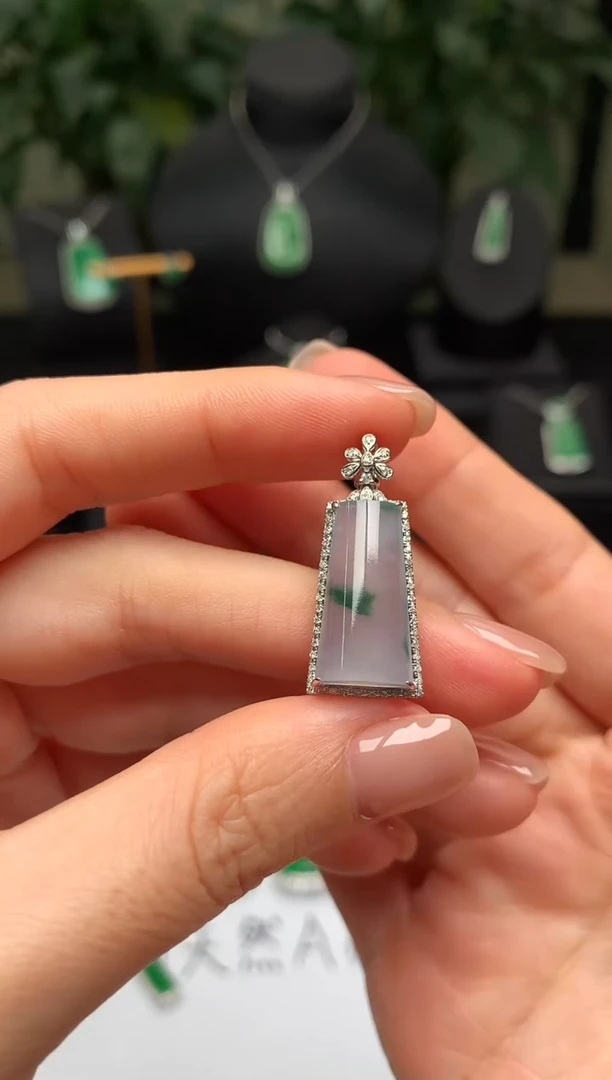 颈饰18K金镶嵌翡翠无事柱