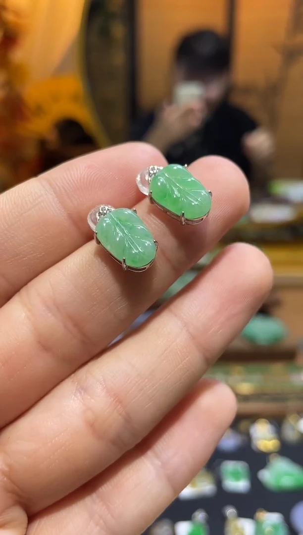 颈饰未镶嵌翡翠耳钉