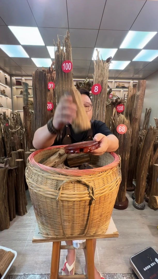 沉香碎屑沉香沉香原料摆件一百以上带底座