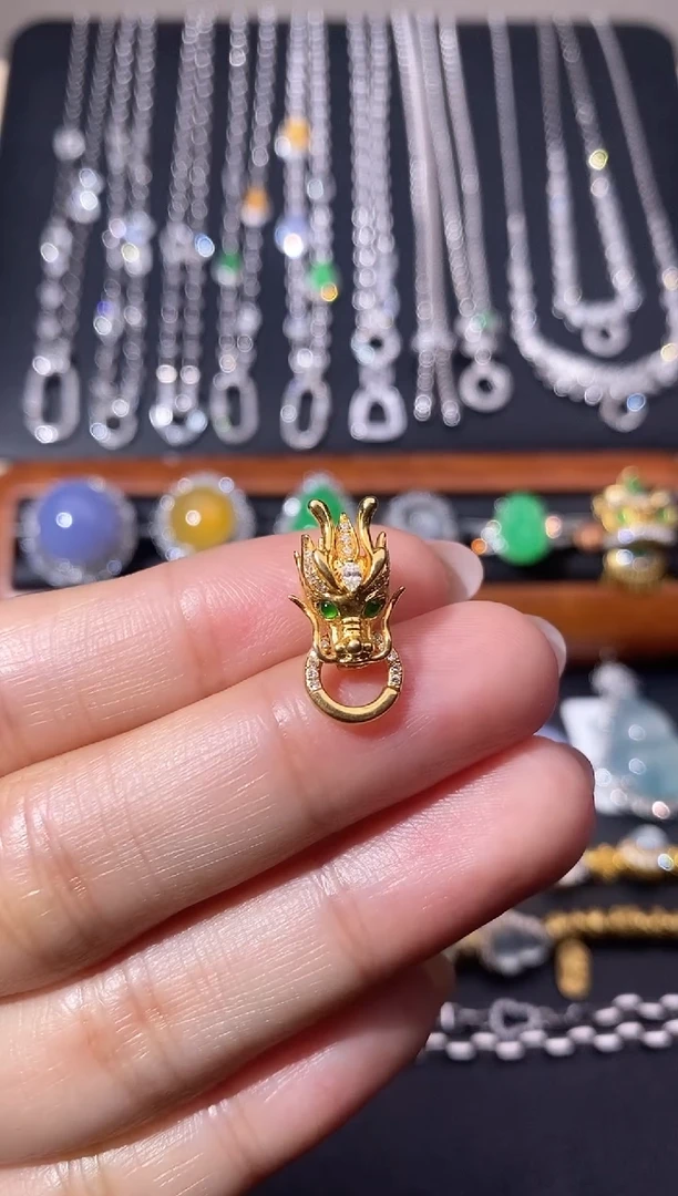 颈饰18K金镶嵌翡翠七**生扣头