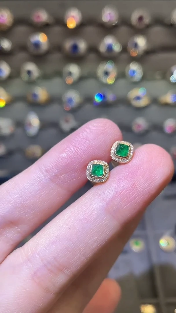 耳饰18K金镶嵌祖母绿斯瓦特0.55ct