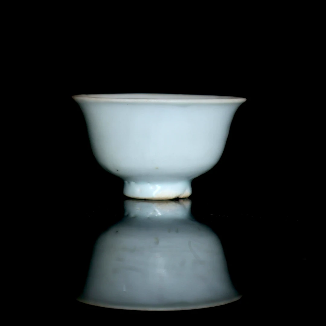 28: 明代卵白釉压手杯