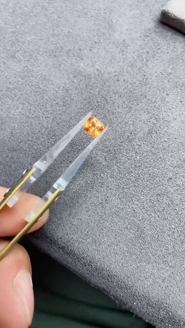 未镶嵌裸石石榴石（芬达石）1.22ct