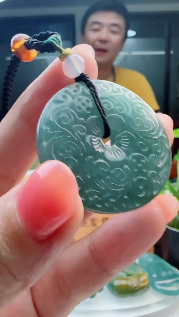 翡翠未镶嵌颈饰多样性发货其中一件