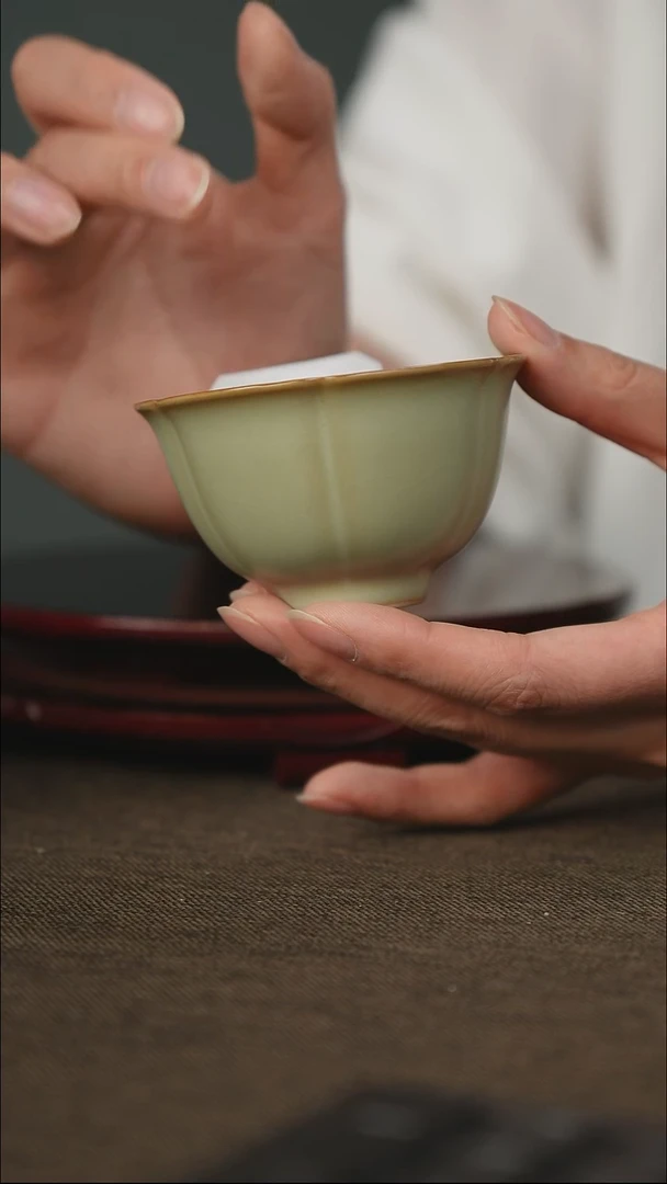 粉青 花口杯 带底款