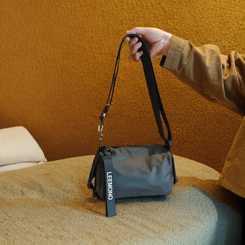 轻便防水单肩斜挎包女2025新款枕头包休闲时尚百搭圆筒包吐司包潮