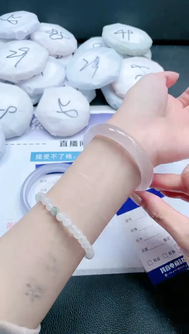 【闪购商品】石英质玉手镯未镶嵌18J189-56