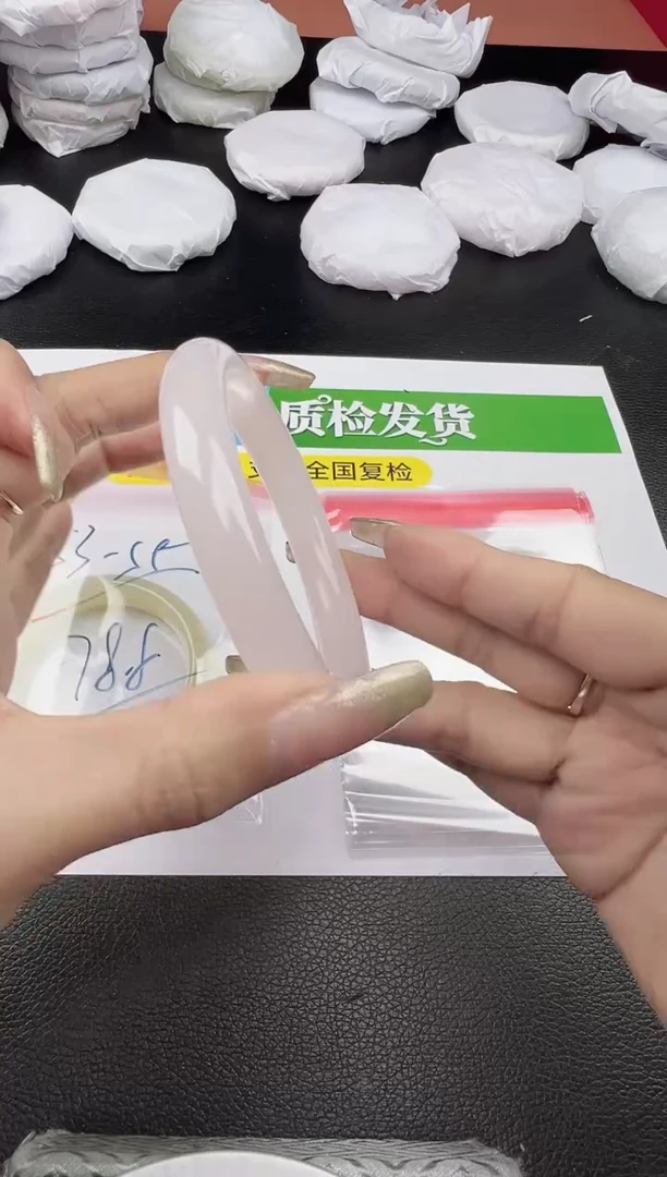 未镶嵌手镯石英质玉浅粉圈口55