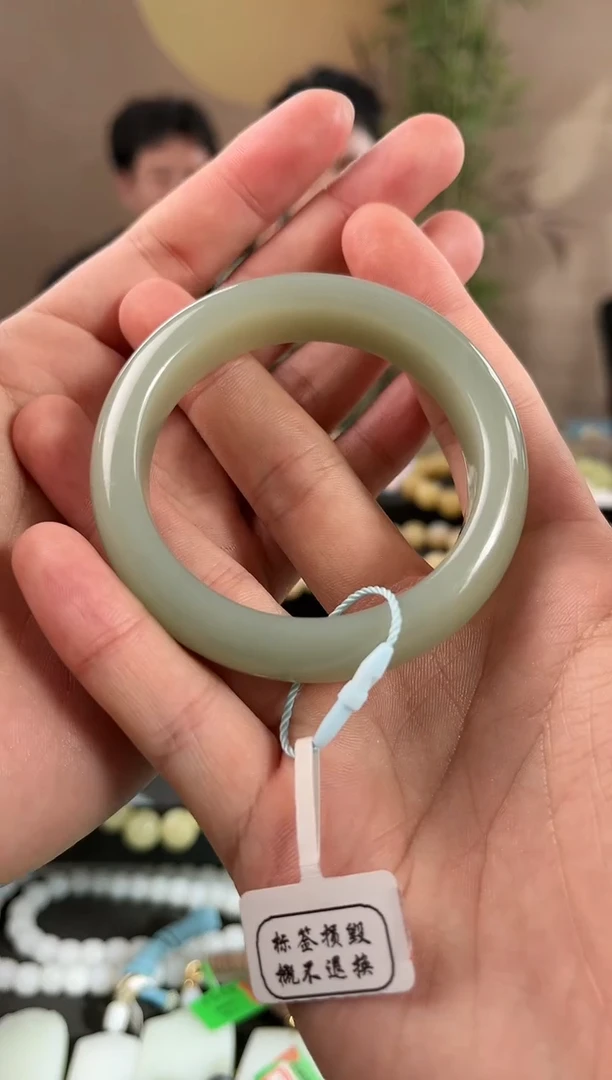 【闪购商品】和田玉手镯未镶嵌且末青白手镯卡54+微色差