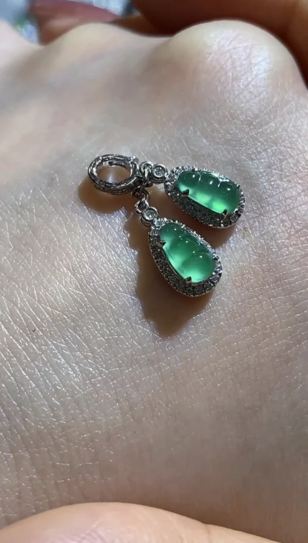 颈饰18K金镶嵌翡翠收到货48小时鉴赏期（超时不退不换）