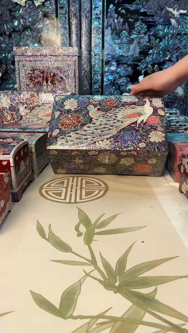 红色绒布底弘贝雅螺钿漆器文化馆