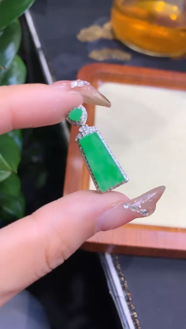 18K金镶嵌挂件翡翠无事牌