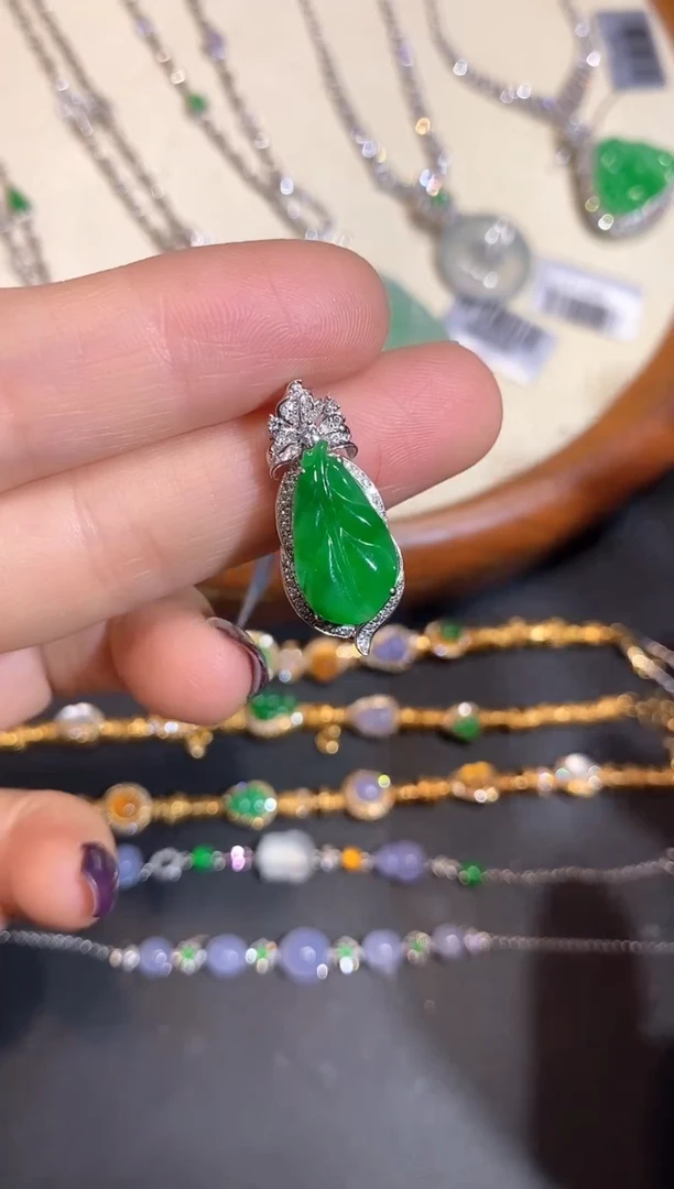 颈饰18K金镶嵌翡翠吊坠