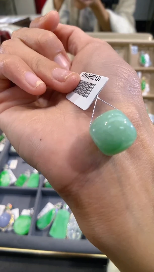 【闪购商品】翡翠吊坠(不含链)未镶嵌桶珠