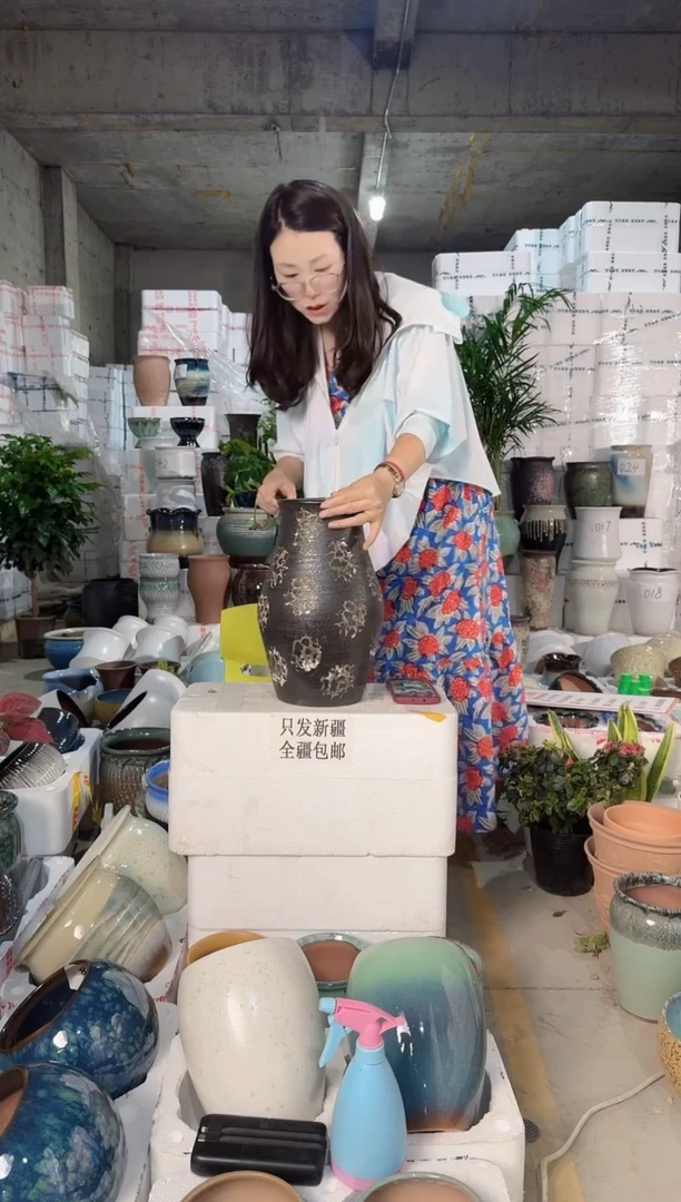 黑底带花水培陶盆一个装    口13高32
