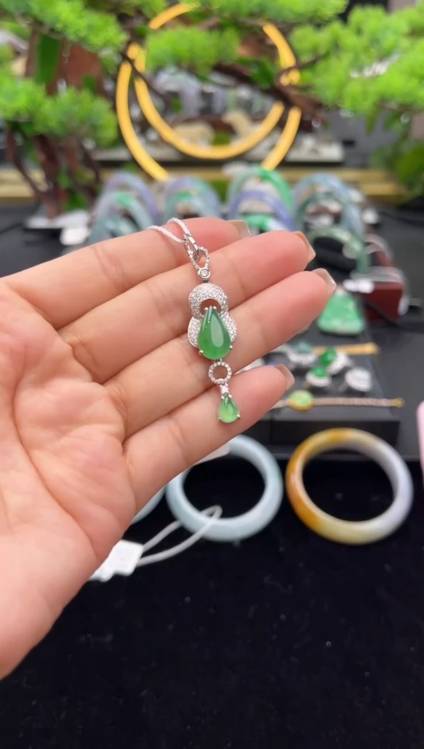 颈饰18K金镶嵌翡翠吊坠