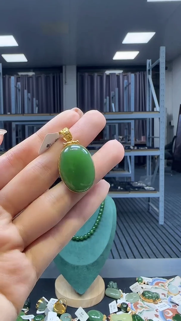 18K金镶嵌和田玉挂件1