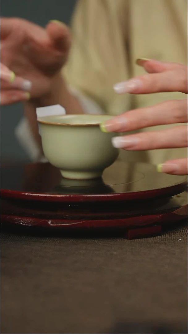 粉青 压手杯 带底款