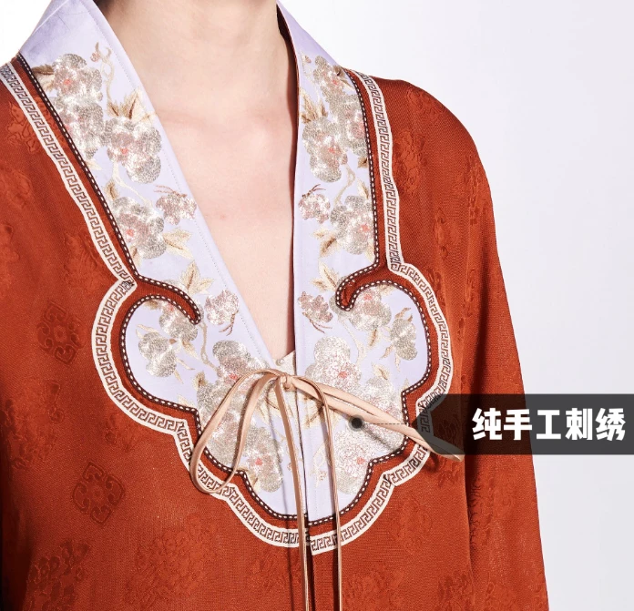 什颐新中式 -苏州非遗织造四经绞罗-铁锈红织金如意山茶刺绣外套
