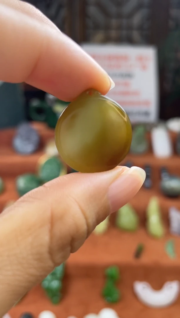 颈饰未镶嵌和田玉新疆且末红糖圆无事牌带证书