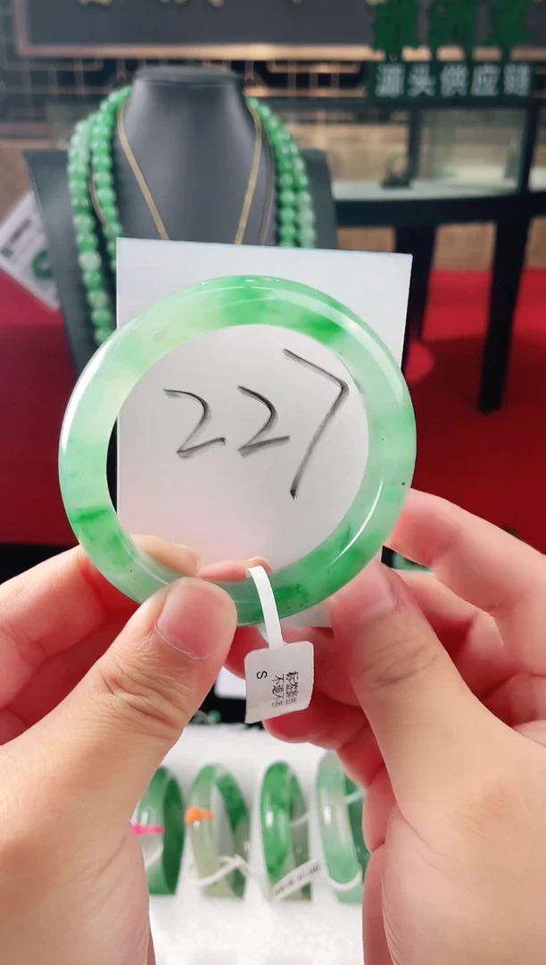 未镶嵌手镯石英质玉（非洲翠）微瑕介意勿拍