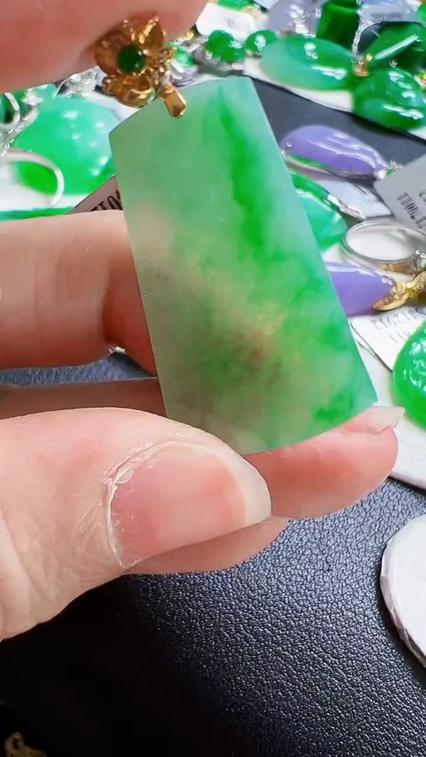 颈饰18K金镶嵌翡翠无事牌