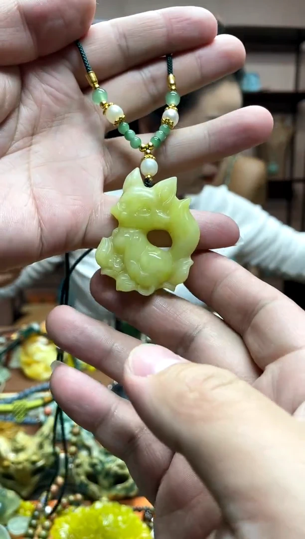 未镶嵌岫玉颈饰·