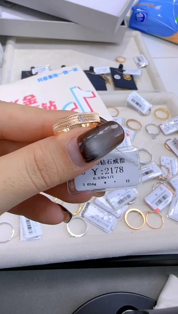 【闪购商品】钻石戒指/指环18K金镶嵌196600