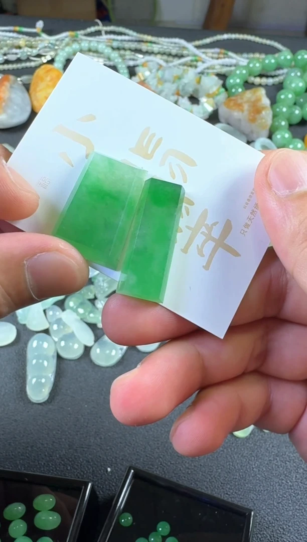 定制翡翠未镶嵌凡**防冰绿无事牌一对