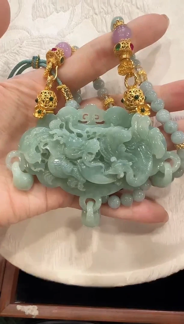 翡翠未镶嵌颈饰国风