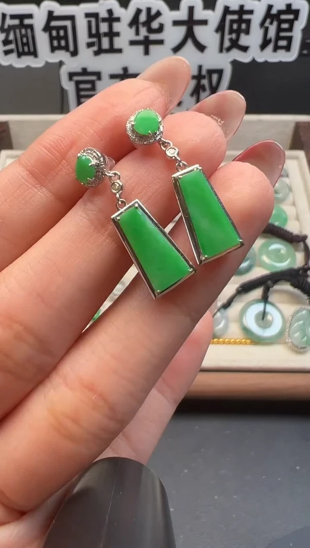 18K金镶嵌翡翠耳饰 缅甸珠宝严选