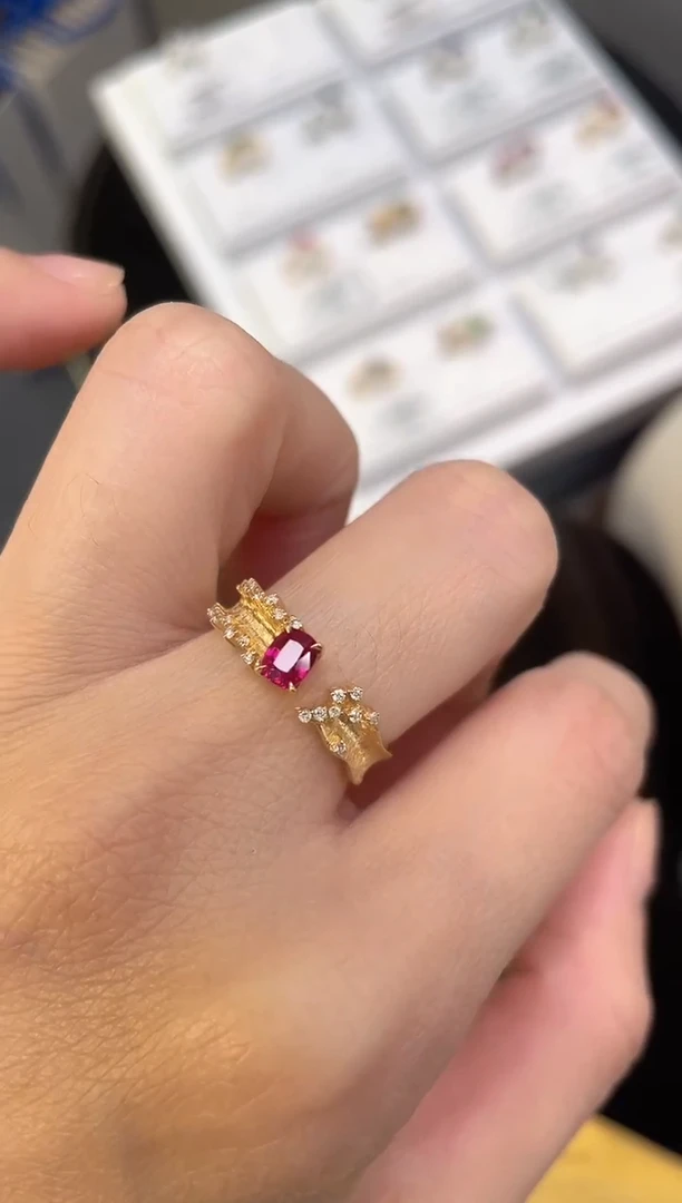 18K金镶嵌戒指红宝石无烧鸽血红主石：0.54ct