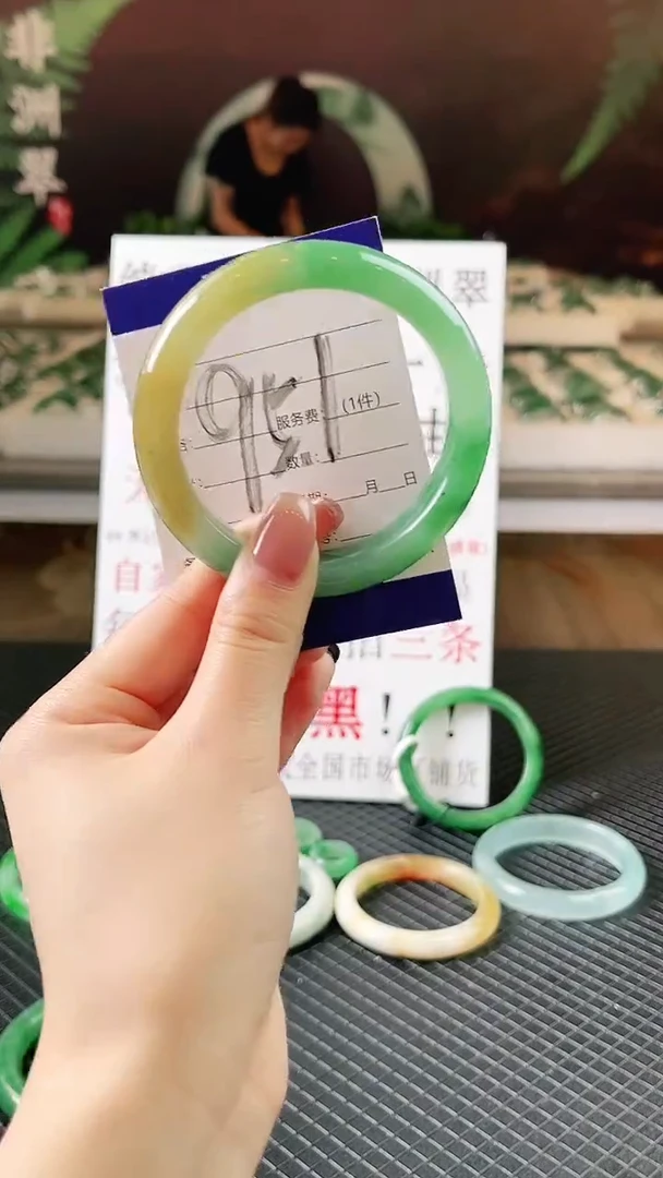 未镶嵌手镯石英质玉（非洲翠）微瑕一经发货运费不退介意勿拍