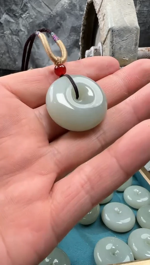 和田玉未镶嵌颈饰吊坠