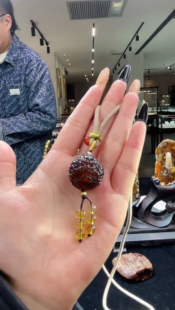 琥珀颈饰未镶嵌缅甸琥珀龙雕刻件