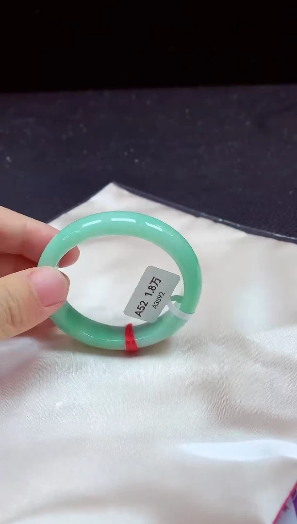 【闪购商品】翡翠手镯未镶嵌贵妃52+