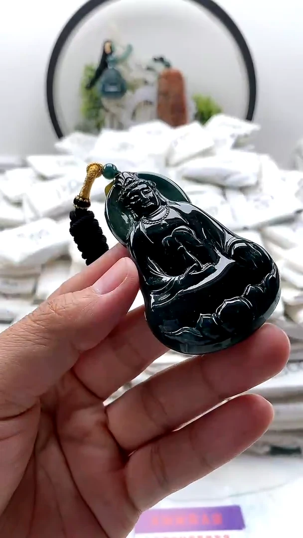 翡翠未镶嵌颈饰素衣观音