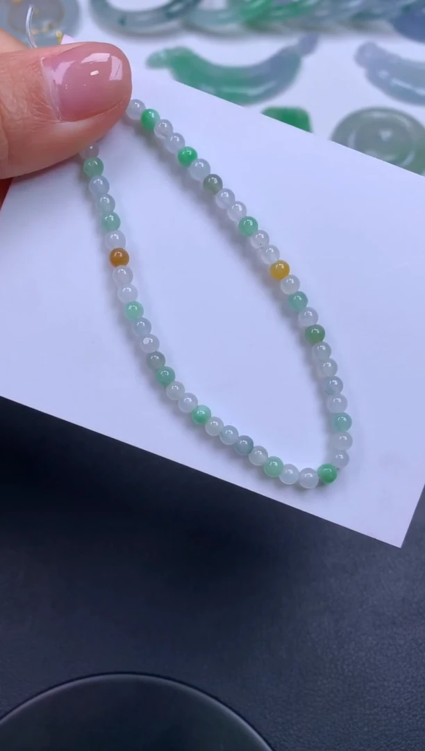 颈饰未镶嵌翡翠无鉴赏期无证书  随机一个