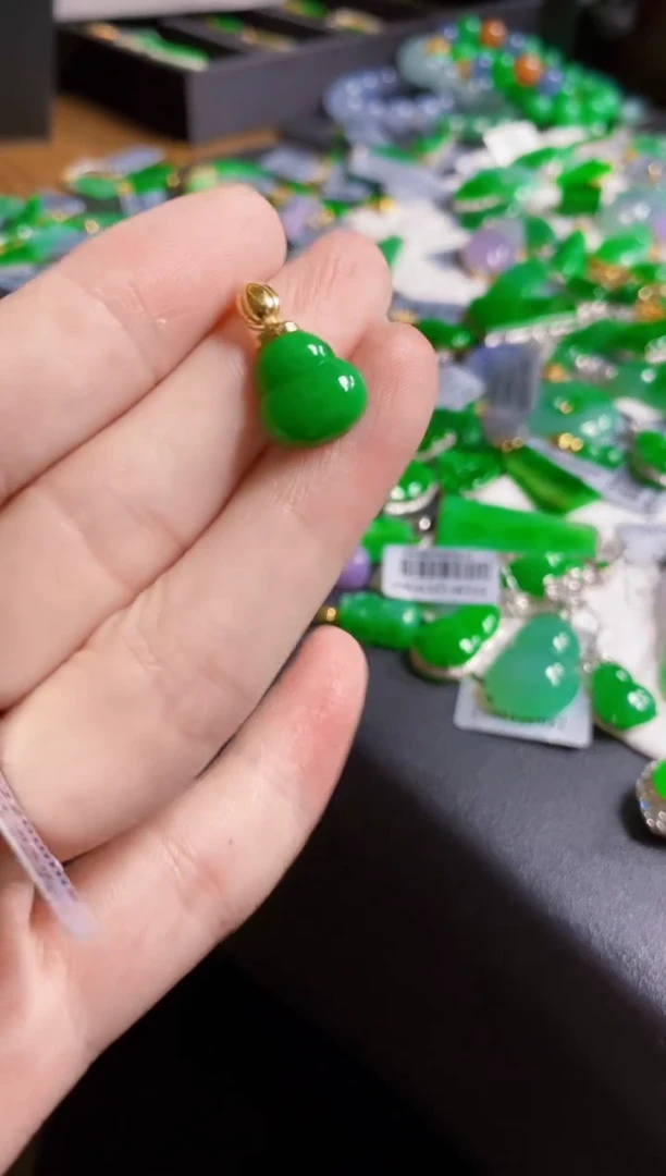 翡翠18K金镶嵌颈饰葫芦