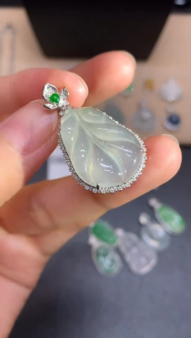 颈饰18K金镶嵌翡翠树叶【无服务费