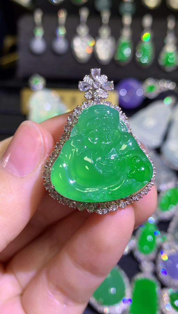 【闪购商品】翡翠颈饰18K金镶嵌高冰满绿财神一刀切