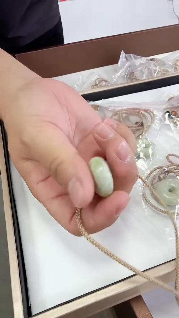 蛇纹石玉未镶嵌颈饰平安扣