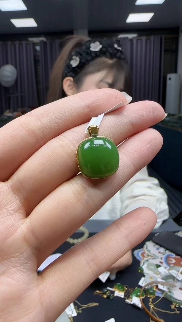 和田玉18K金镶嵌挂件1