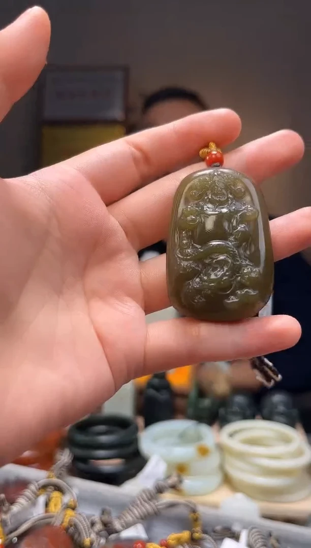 颈饰未镶嵌石英质玉吊坠