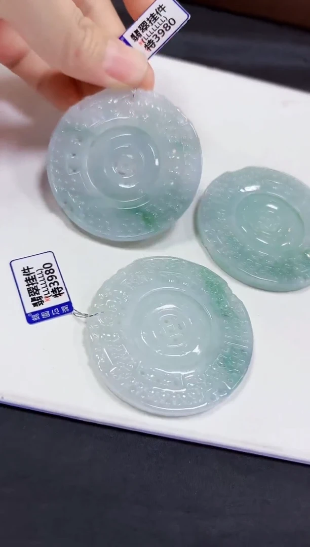 翡翠未镶嵌颈饰多样性发其一