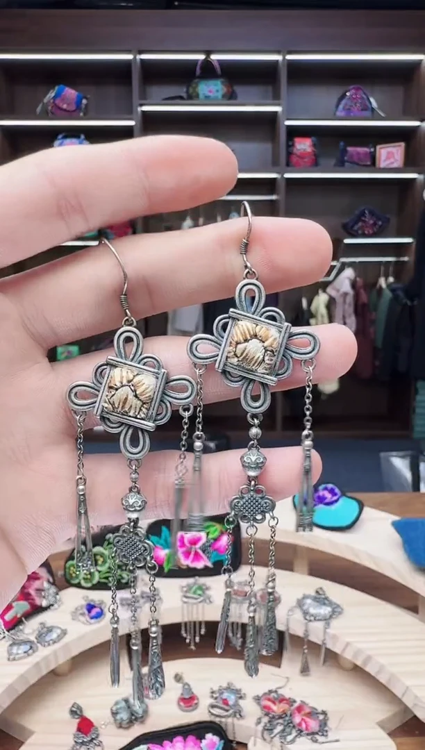 织绣86蒙阿苏苗绣传承店