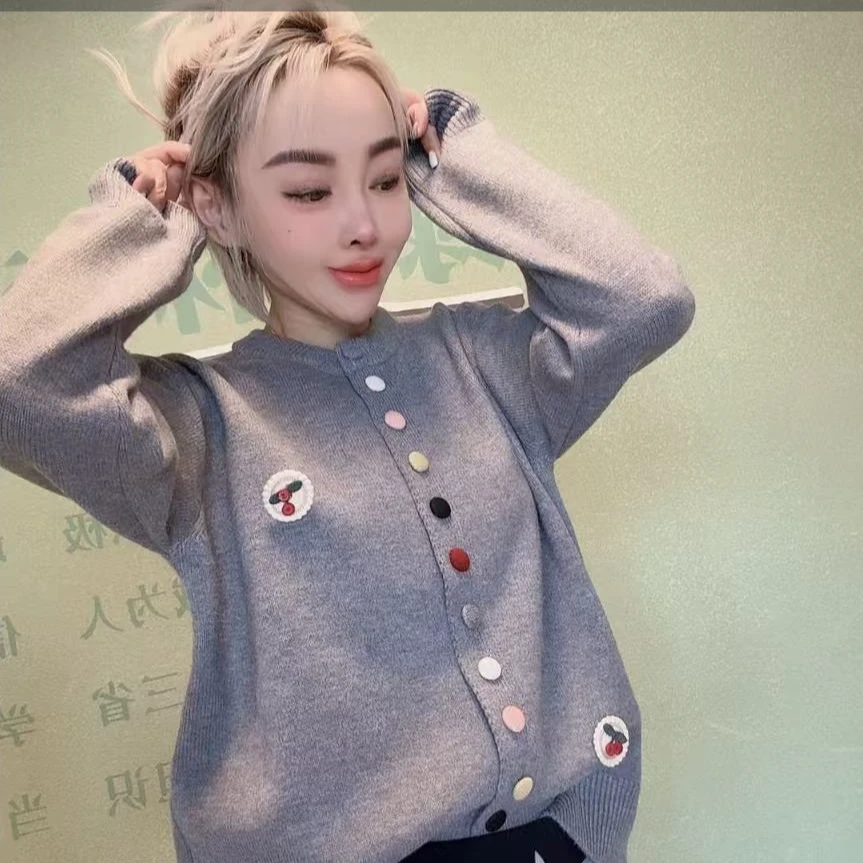 百搭款灰色彩扣樱桃开衫毛衣