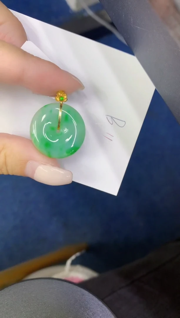 颈饰18K金镶嵌翡翠缅甸天然翡翠A货