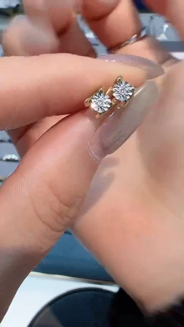 【闪购商品】钻石耳饰18K金镶嵌耳钉